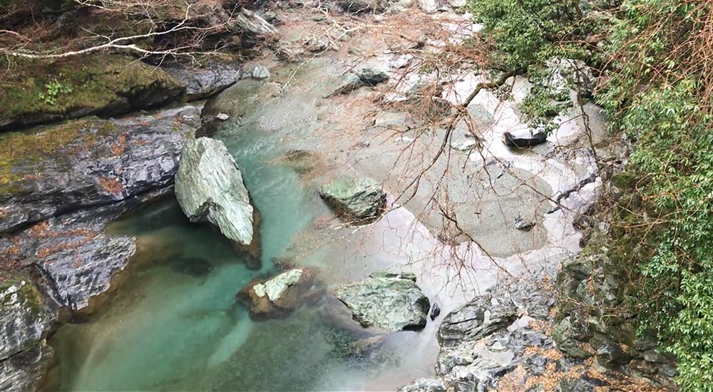 The crystal clear river under the Kazura Bridge