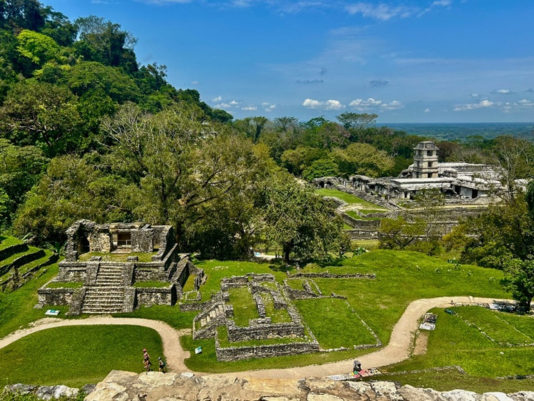 【専用車】世界遺産パレンケ遺跡とロベルト・バリオス滝ツアー（英語ガイド）